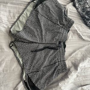 Lululemon Hotty Hot 4 inch. REFLECTIVE